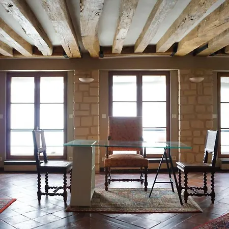 2-room In Heart Of Paris-marais